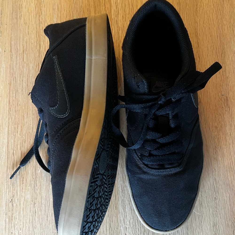 Nike SB Youth Black Sneakers - Picture 5 of 8